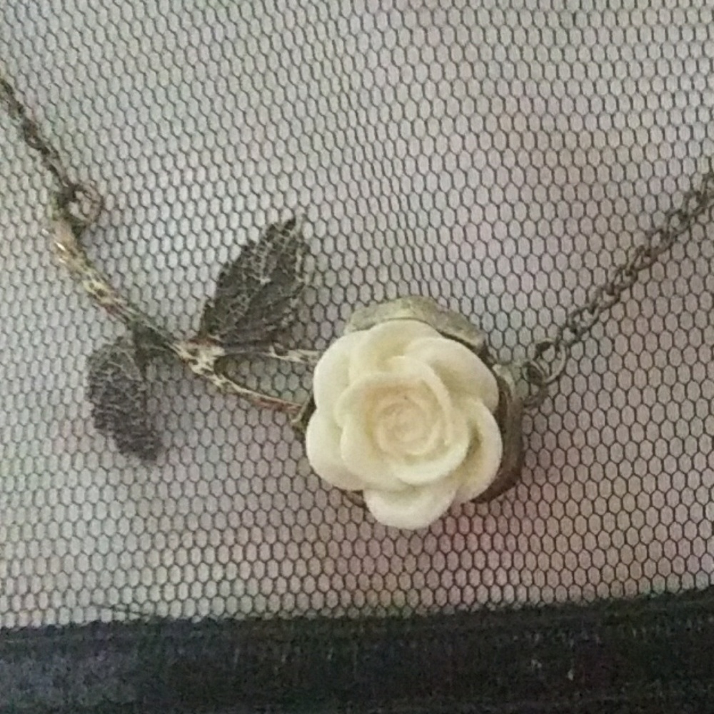 🦋Rose necklace gold toned long mother of pearl